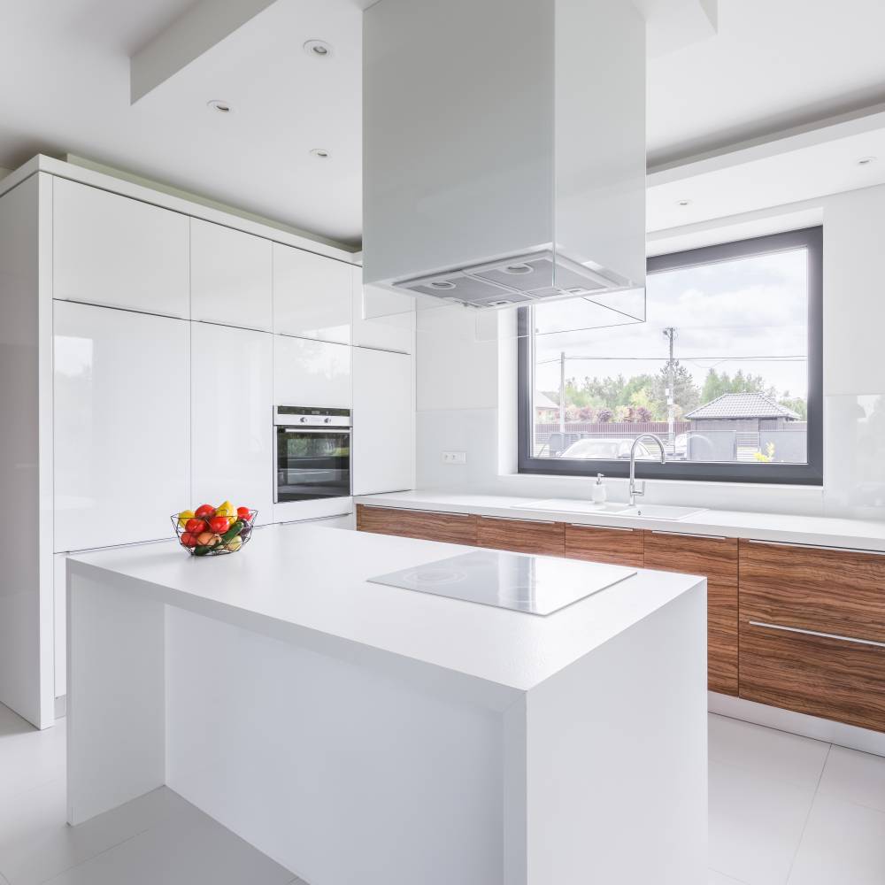 رنگ سفید یک رنگ محبوب در طراحی آشپزخانه مدرن است