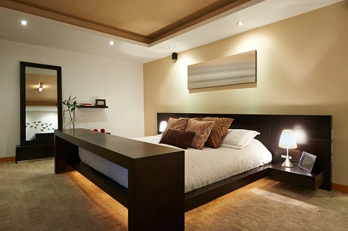 نورپردازی اتاق خواب با LED، استفاده از آباژور رومیزی در پاتختی ها و لوستر دیواری مدرن 