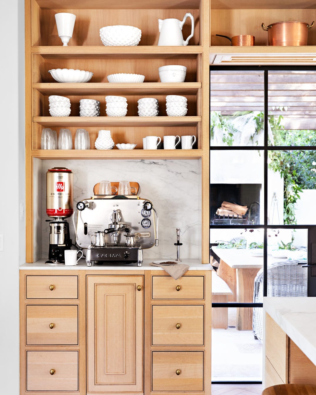 ترکیب کافه بار خانگی با آشپزخانه مدرن