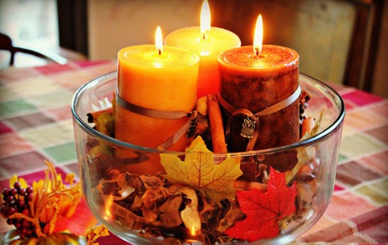 شمع های نارنجی و برگ ها در دکوراسیون پاییزی منزل