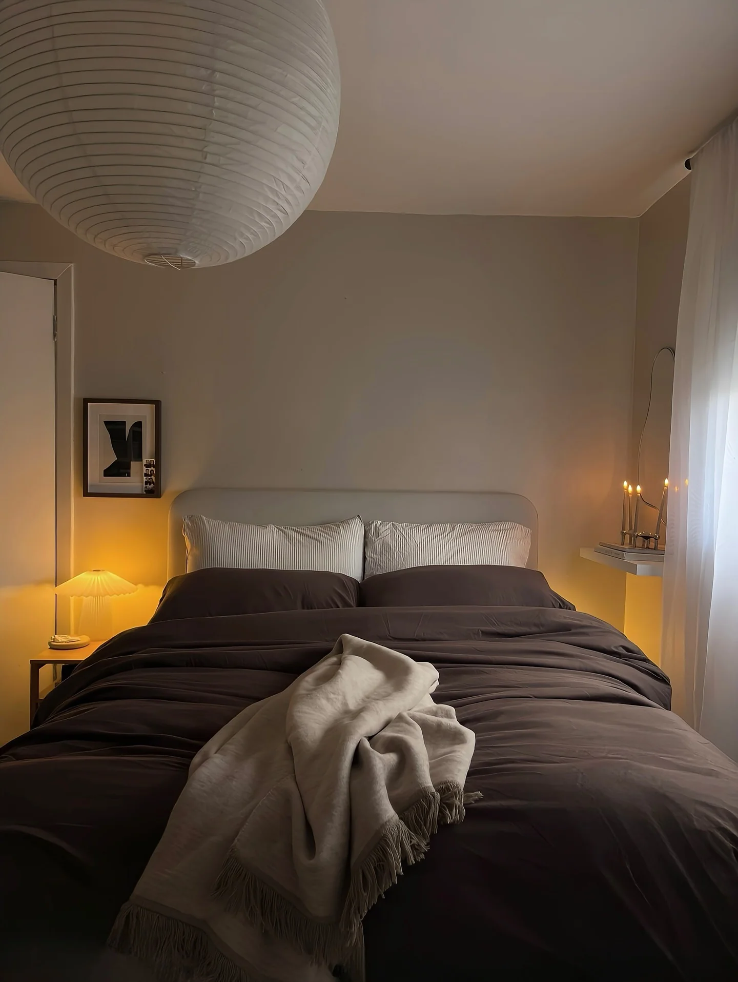 اتاق خواب مینیمال تیره با خاکستری زغالی و بژ گرم