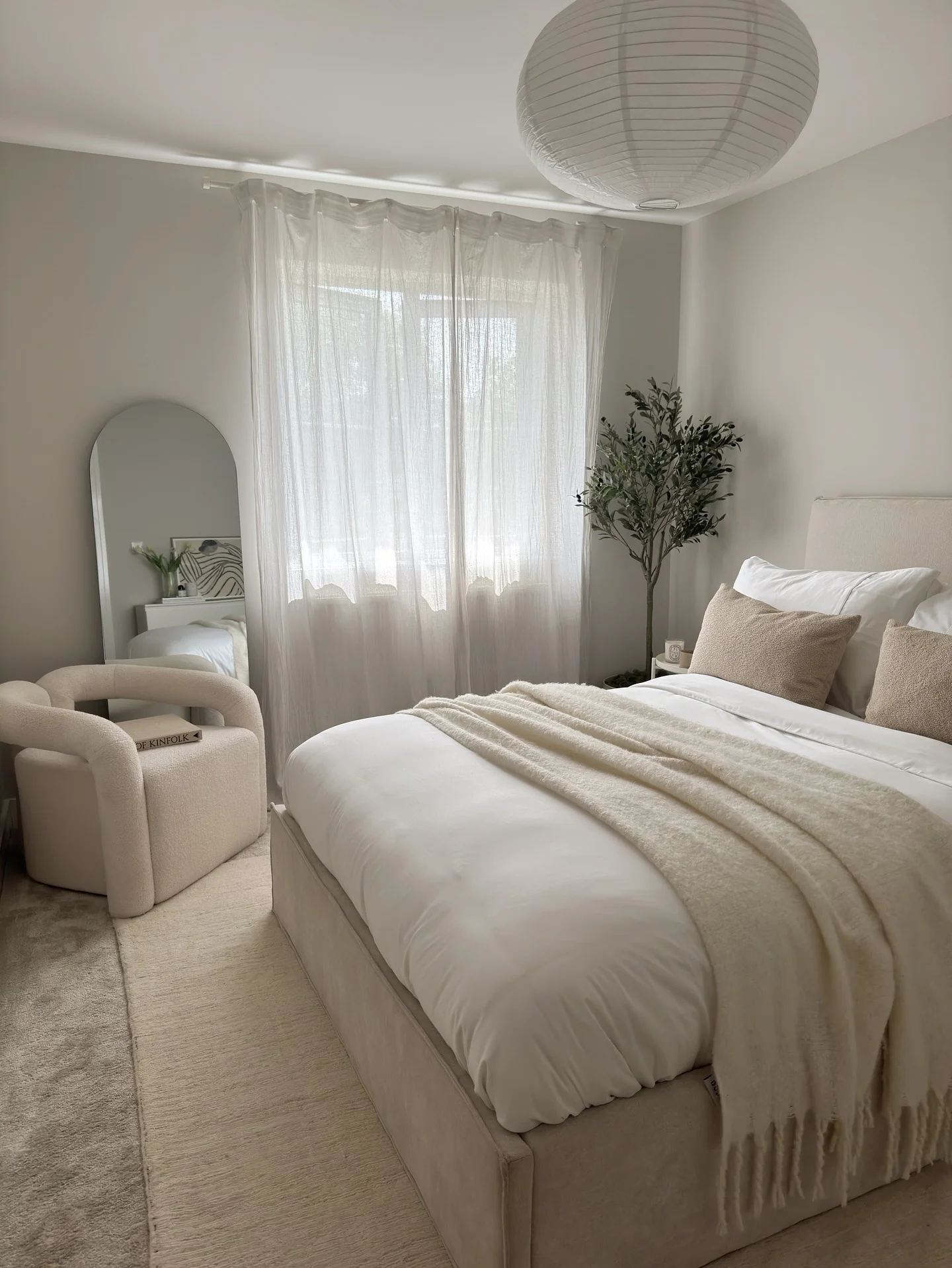 دکور روشن و آرام مینیمال در اتاق خواب