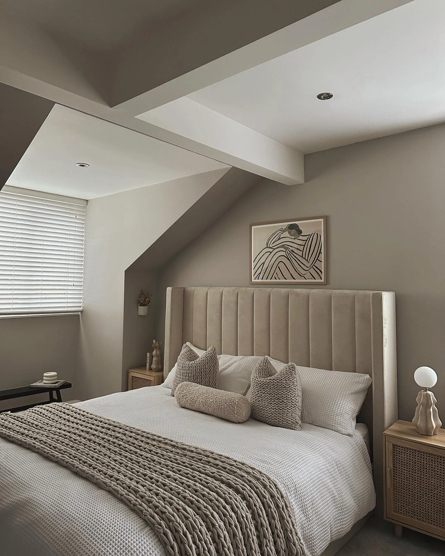 دکوراسیون آرام اتاق خواب با تناژ قارچی و سنگی