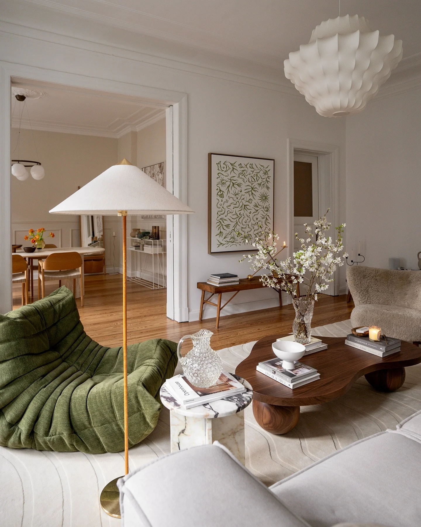 دکوراسیون اتاق نشیمن مدرن ارگانیک با چرخش رتری