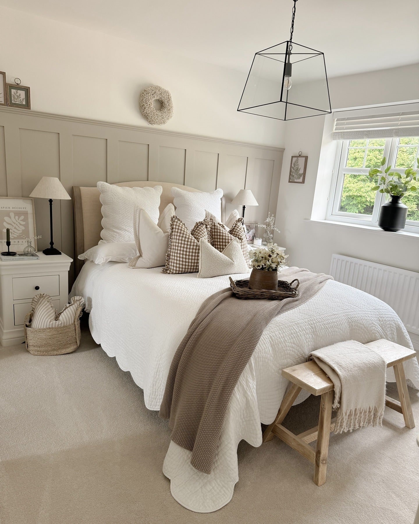 دکوراسیون روستیک کرم و کارامل اتاق خواب