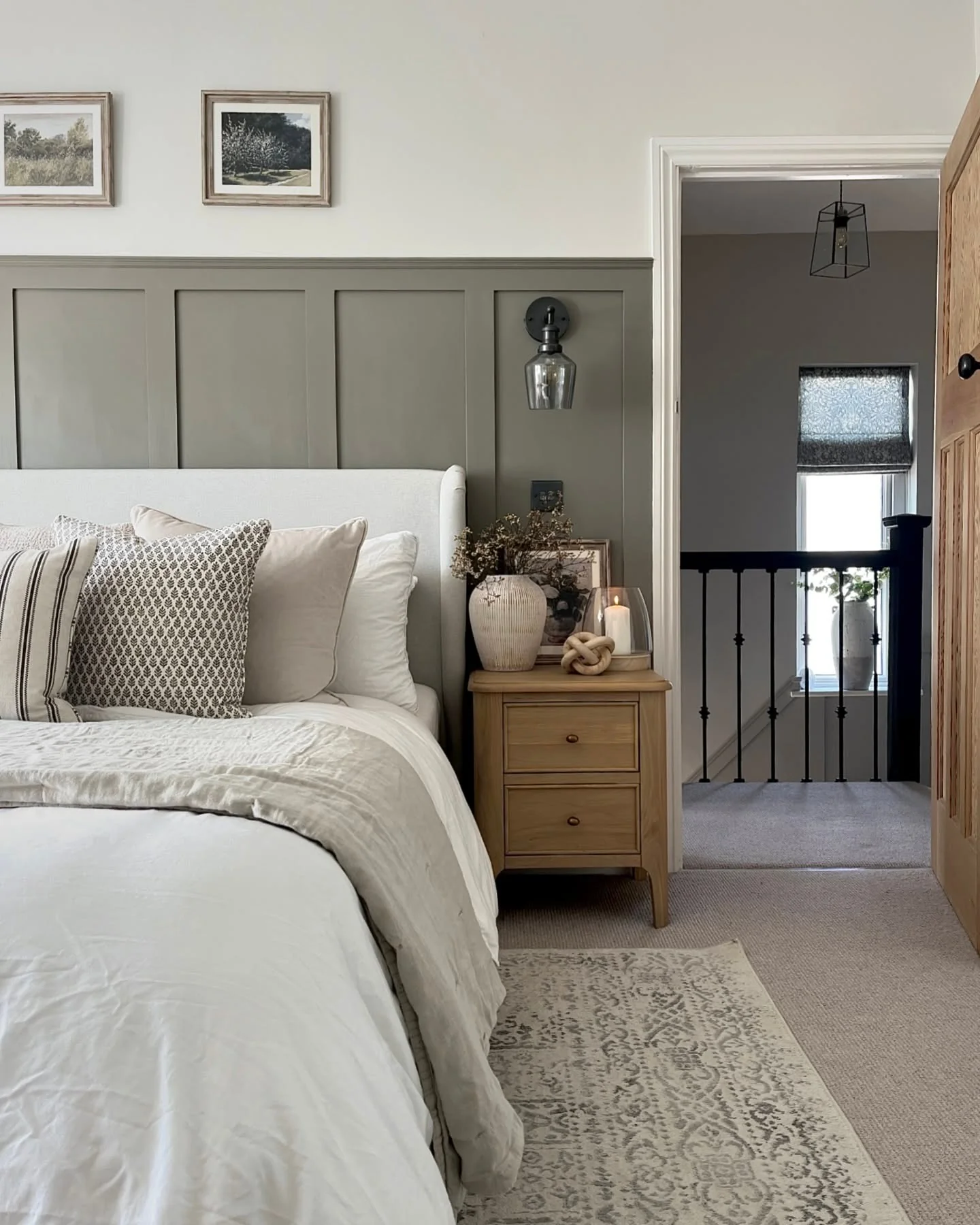 دکوراسیون زیتونی اتاق خواب با چوب طبیعی