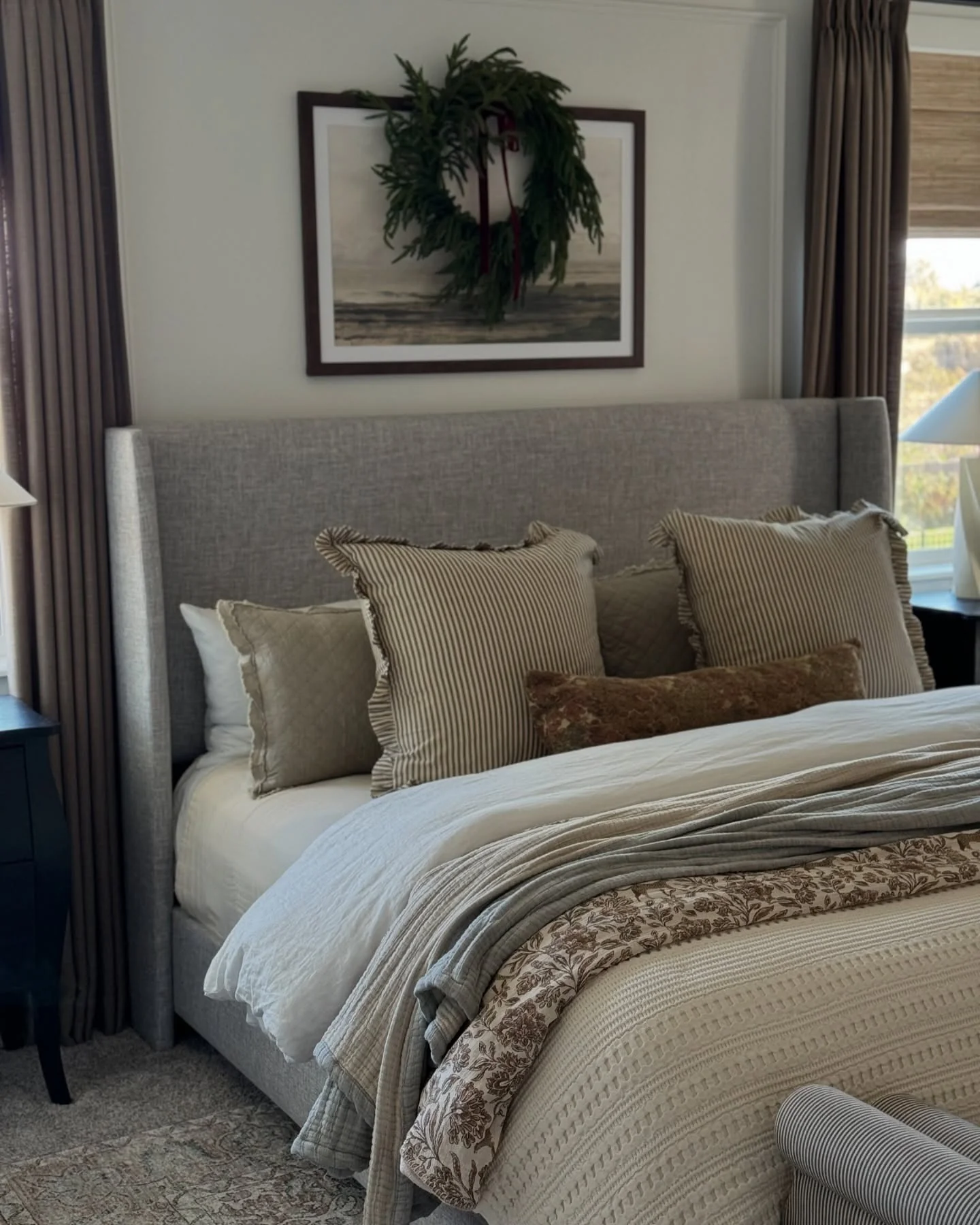 دکوراسیون شیک خاکستری و تاپ با بافت‌های نرم