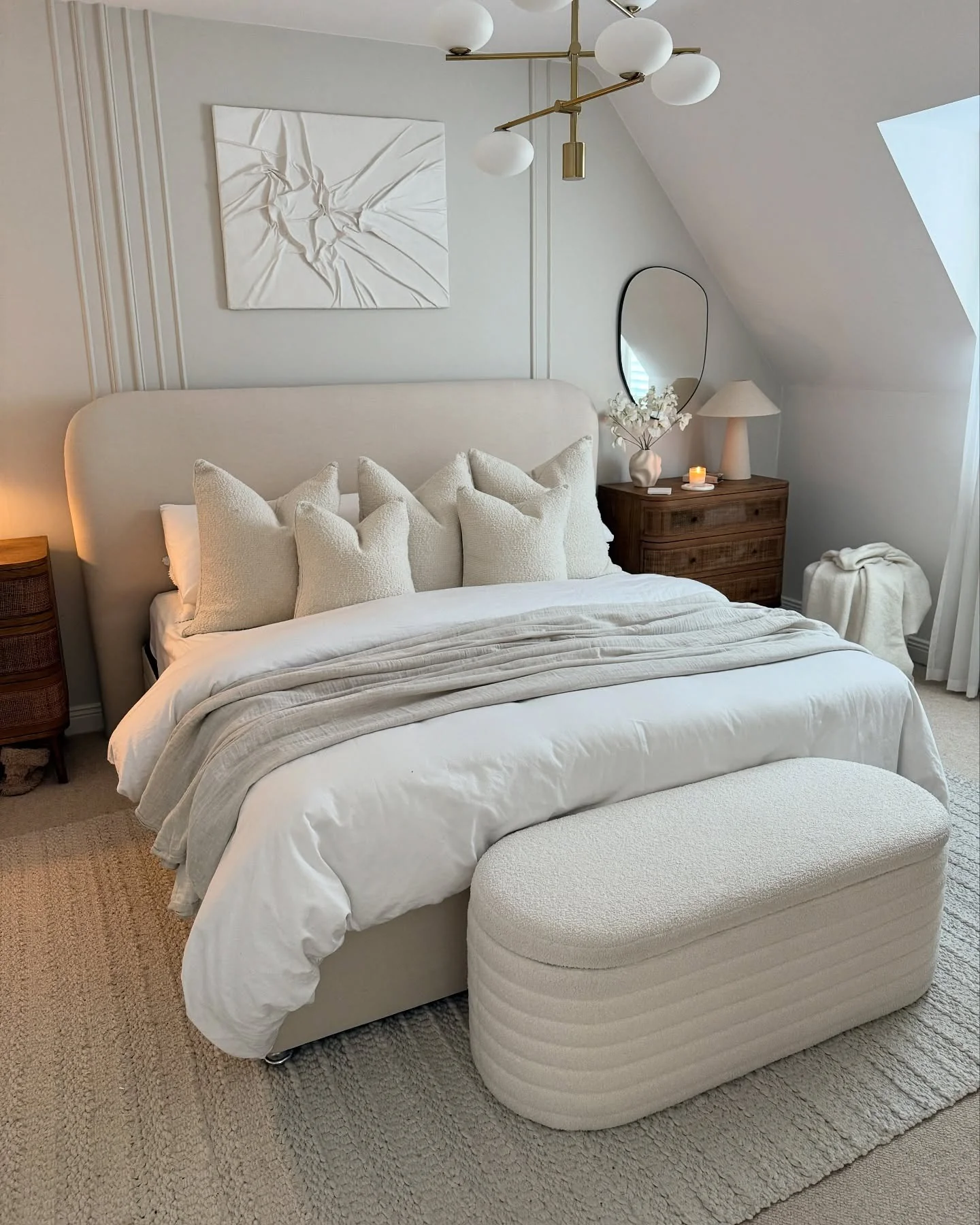 دکوراسیون مینیمال کرمی با نورپردازی هنری