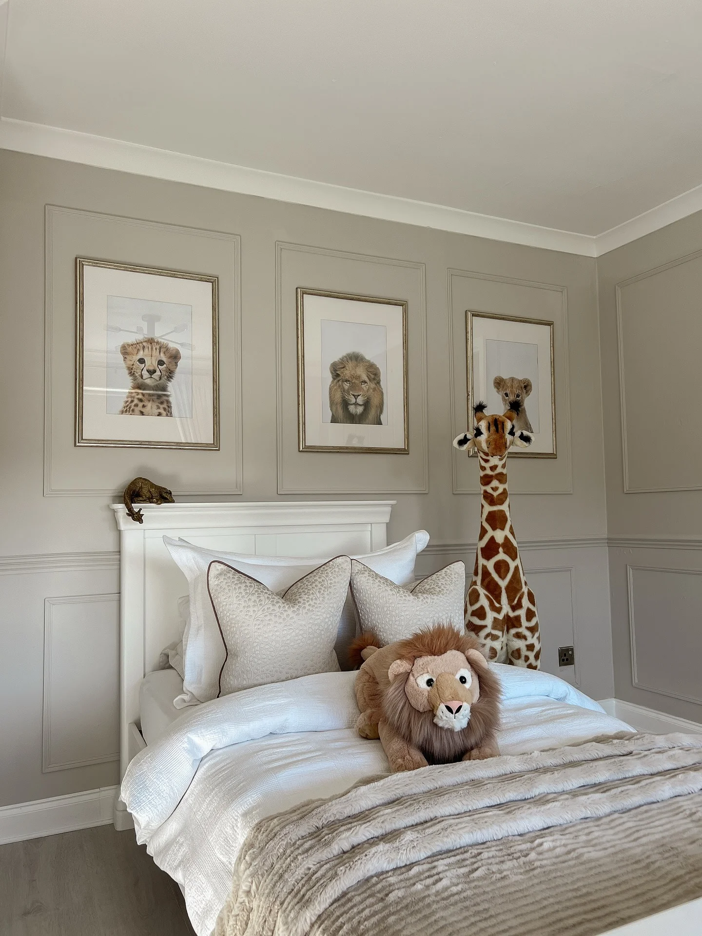 دکوراسیون کودکانه دنج با رنگ‌های کرمی و المان‌های سافاری