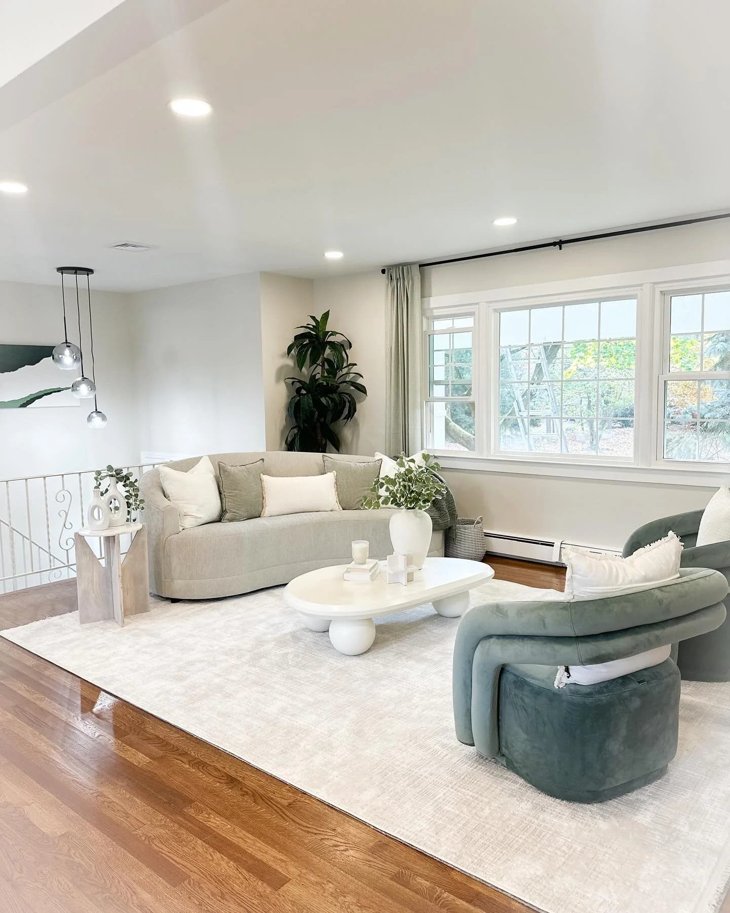 سبز و کرم آرامش‌بخش در اتاق نشیمن