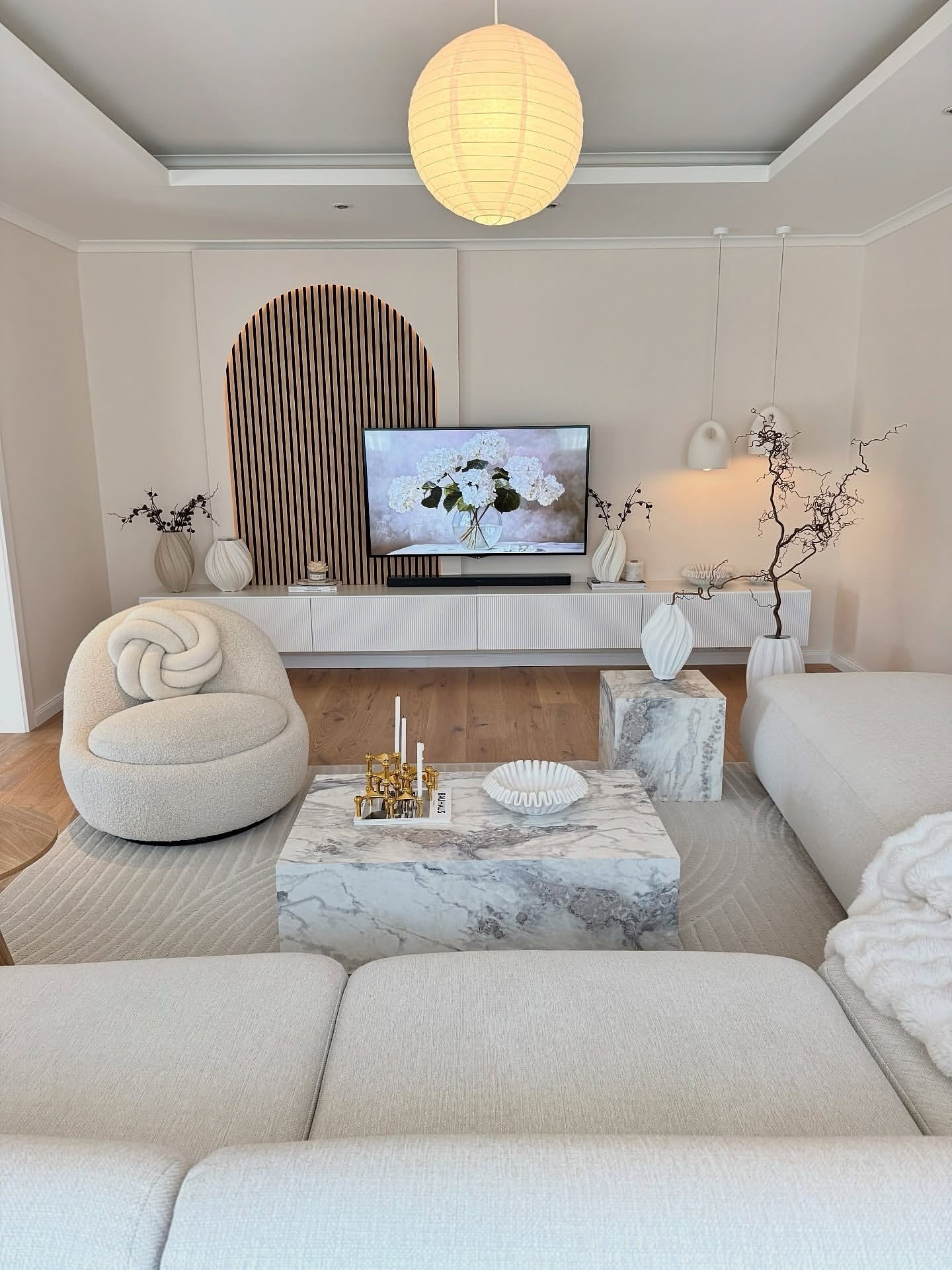 مرمر و گرمای مینیمال در اتاق نشیمن