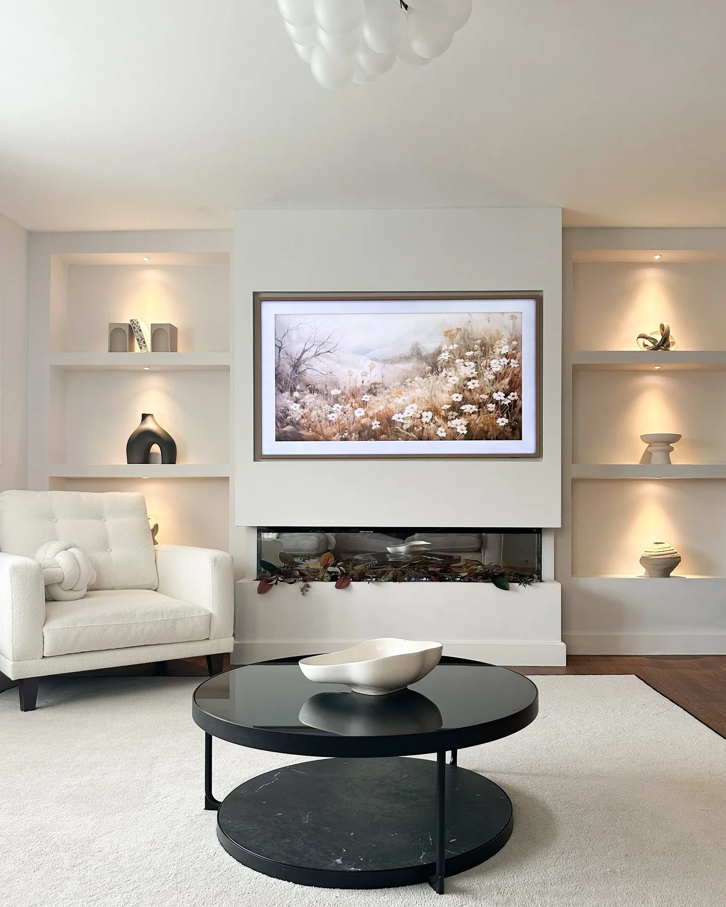 مینیمالیسم گرم سفید در دکوراسیون اتاق نشیمن