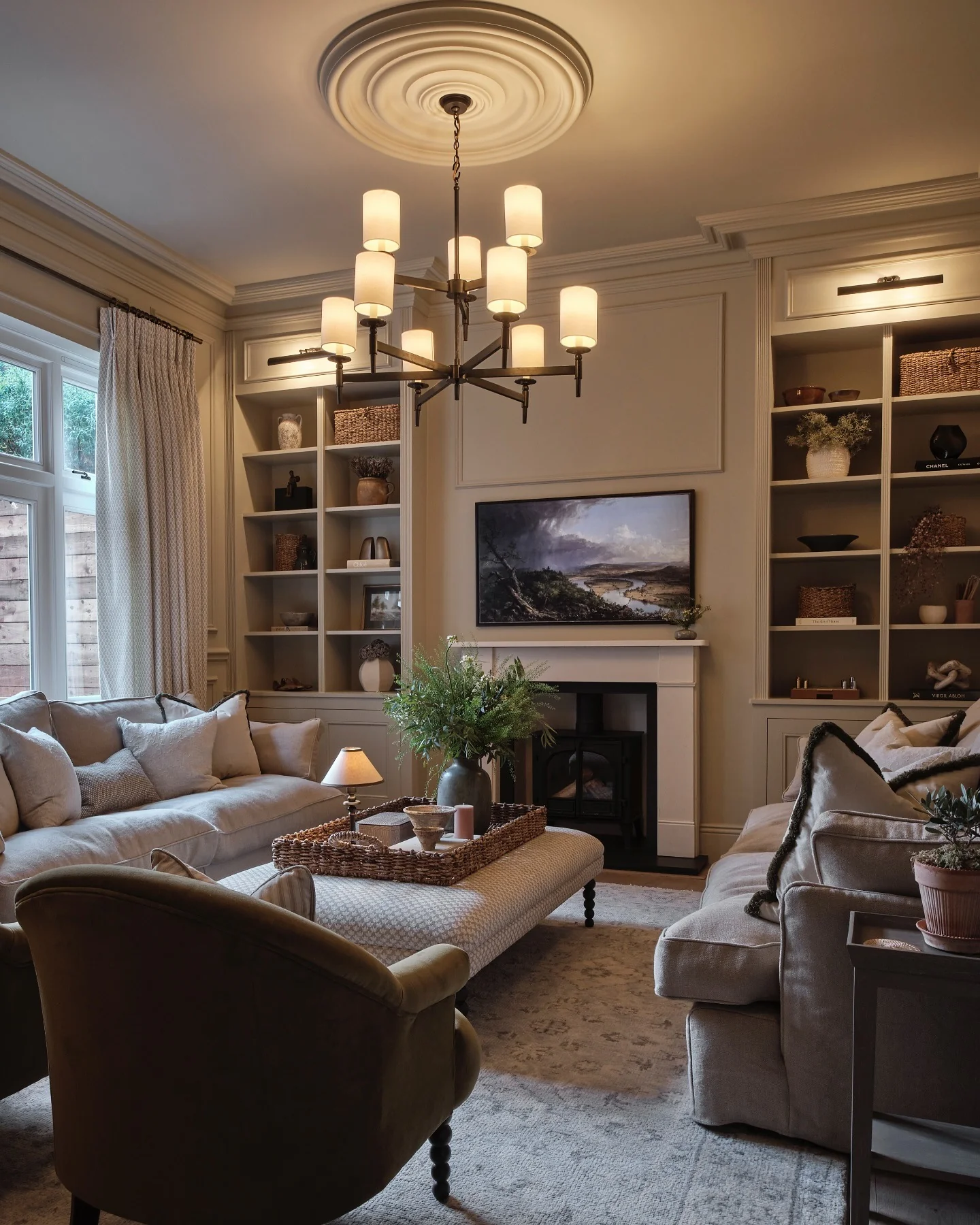 رنگ‌های گرم و راحتی کلاسیک در دکوراسیون اتاق نشیمن