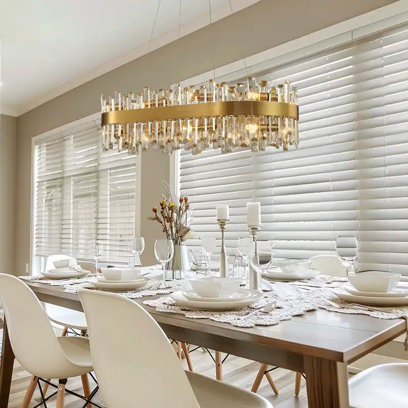 نصب لوستر خطی در بالای میز ناهارخوری