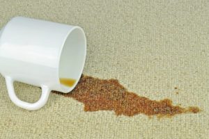 پاک کردن لکه قهوه از روی مبل