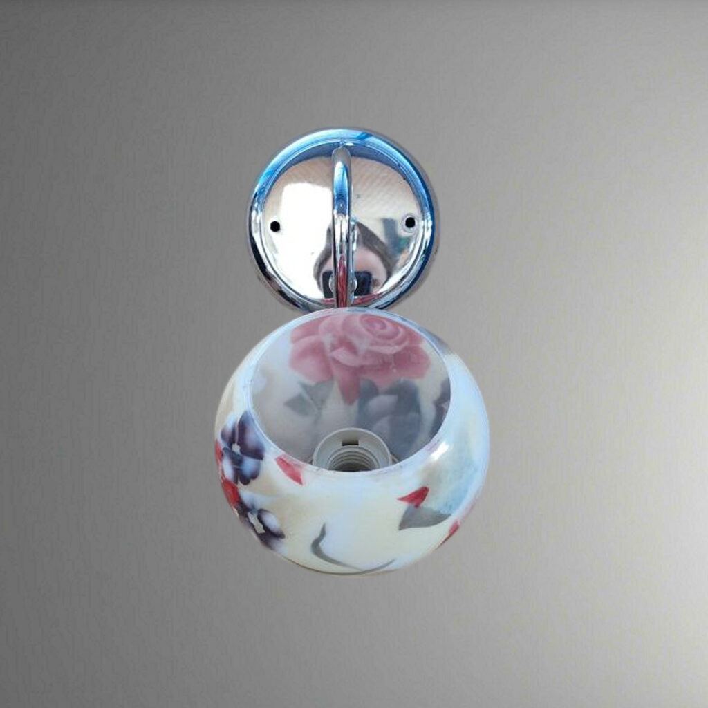 چراغ دیواری گل‌دار سفید