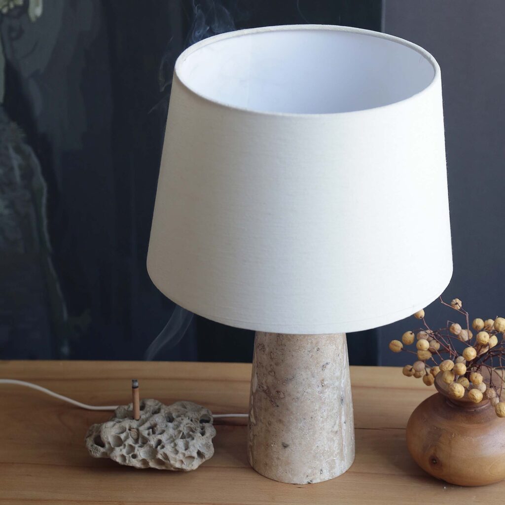 آباژور رومیزی با نور ملایم