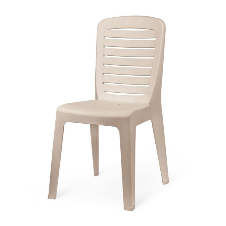 صندلی پلاستیک جنگل